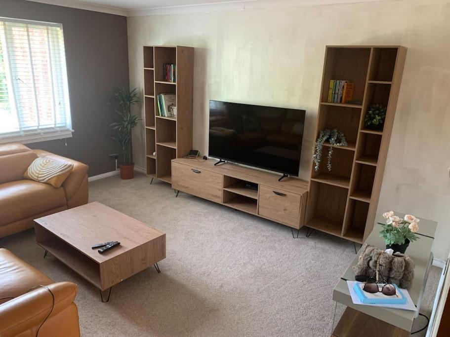 דירות Send Cosy One Bed Flat Free Parking מראה חיצוני תמונה